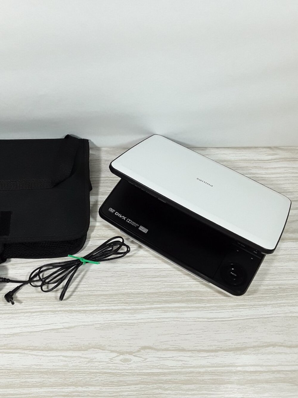 4hr playtime, Philips 9" Portable DVD Player PD9000/37 Widescreen MP3 CD DivX